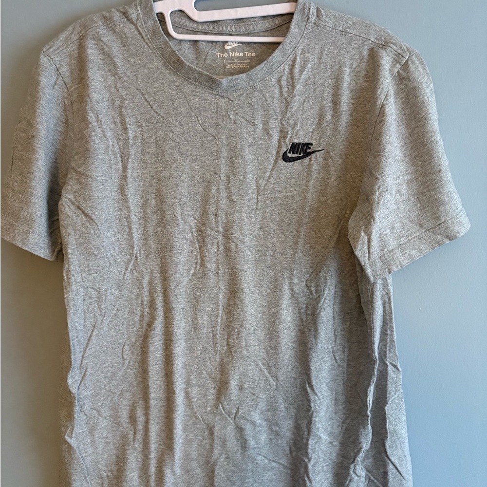 Mens The Nike Tee Heather Gray w/Black embroidered logo Short Sleeve Tee